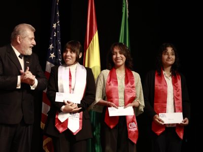 El Centro Boliviano Americano celebra la graduación de 79 Estudiantes en su 66° aniversario